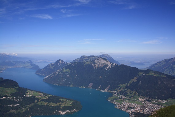 بحيرة لوسيرن التى يطل عليها جبل ريجي السويسرى