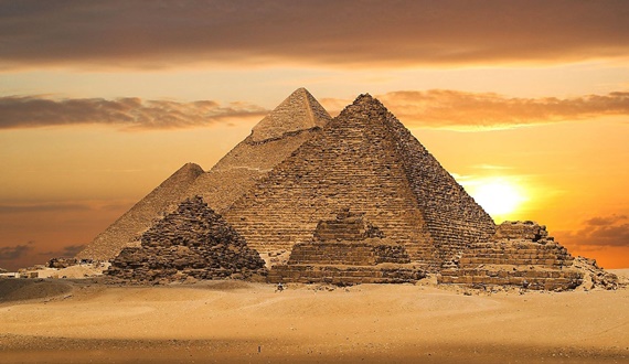 أهرامات الجيزة من أهم المعالم المصرية