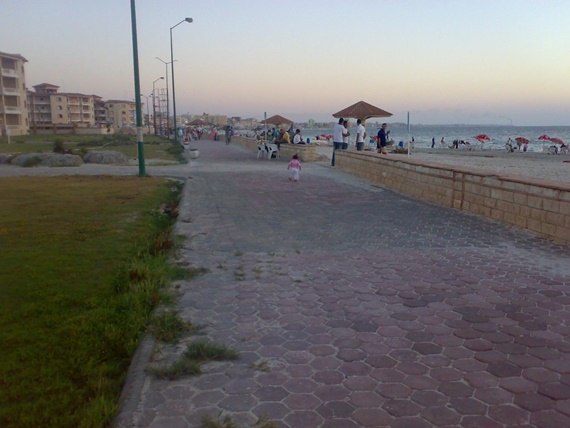 ممشي على شواطئ العجمي بالأسكندرية