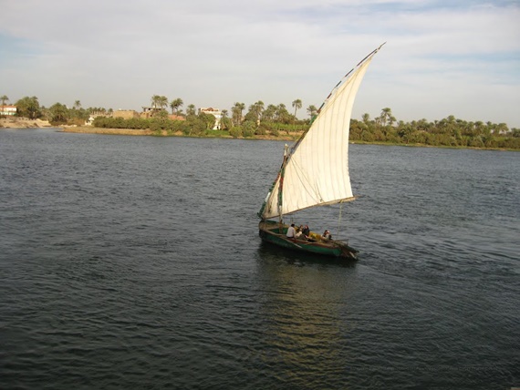 أحد المراكب النيلية فى نيل محافظة أسيوط