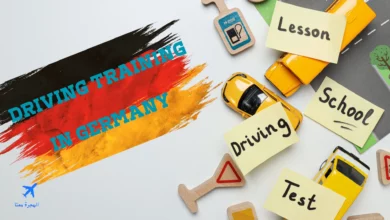 صورة بها سيارات وعلامات مرورية وعبارة تدريب السواقة في ألمانيا باللغة الإنجليزية