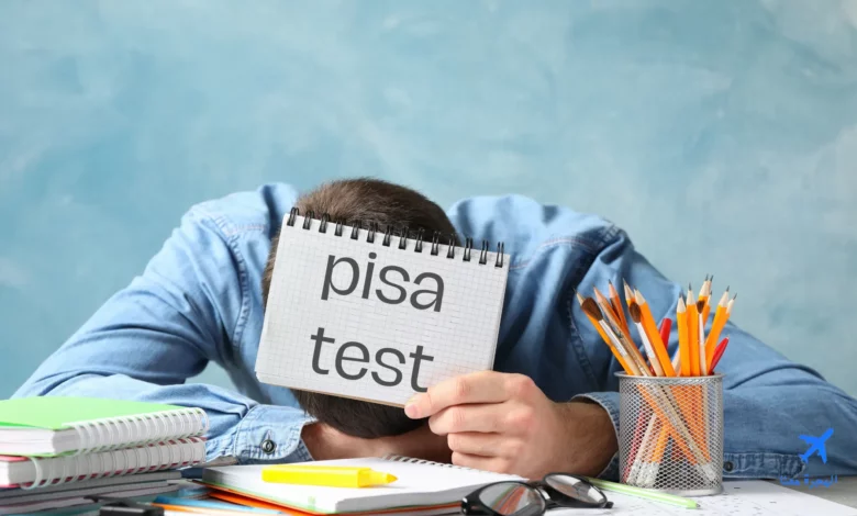 صورة لشخص بجواره كتب وبيده مفكرة عليها عبارة اختبار pisa باللغة الإنجليزية