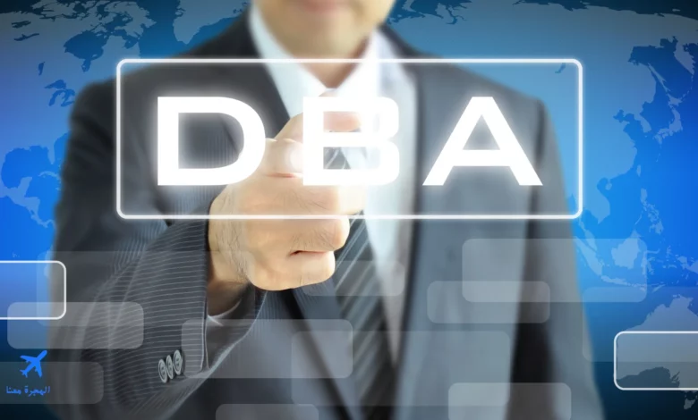صورة بها رجل يشير إلى عبارة DBA اختصار دكتوراه ادارة الاعمال بالإنجليزية