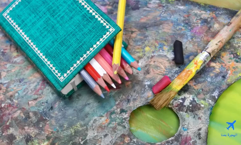 صورة بها مجموعة من الألوان التي تعبر عن الرسم كأحد أقسام تخصص الفنون البصرية